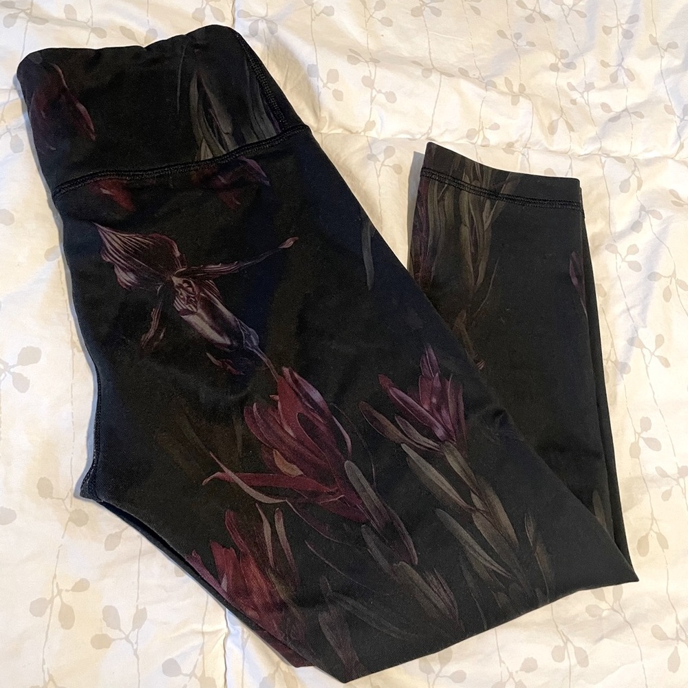 Lululemon Rose pattern legging crops (size 2)